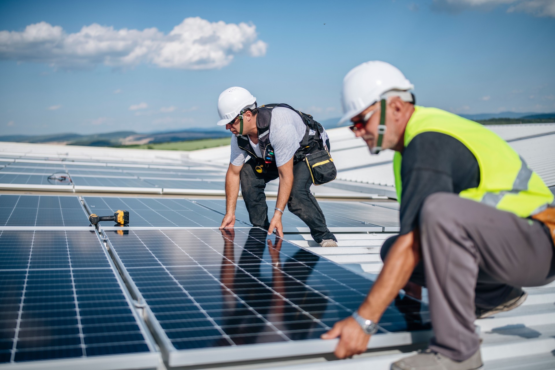 Arbeiten an der Installation einer Photovoltaik-Solaranlage.